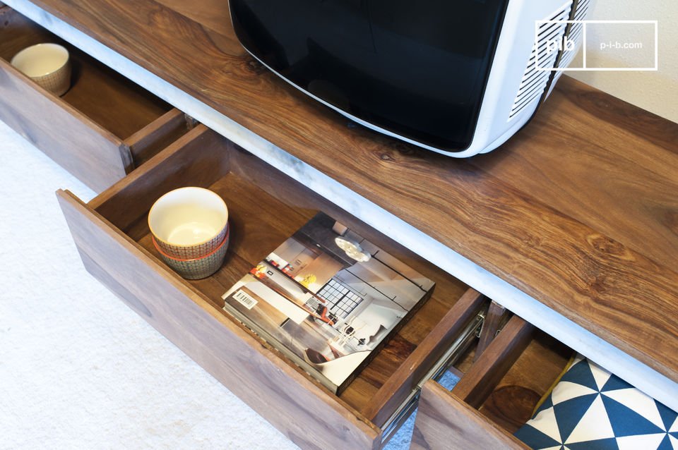 Three drawers allow you to store your personal belongings.