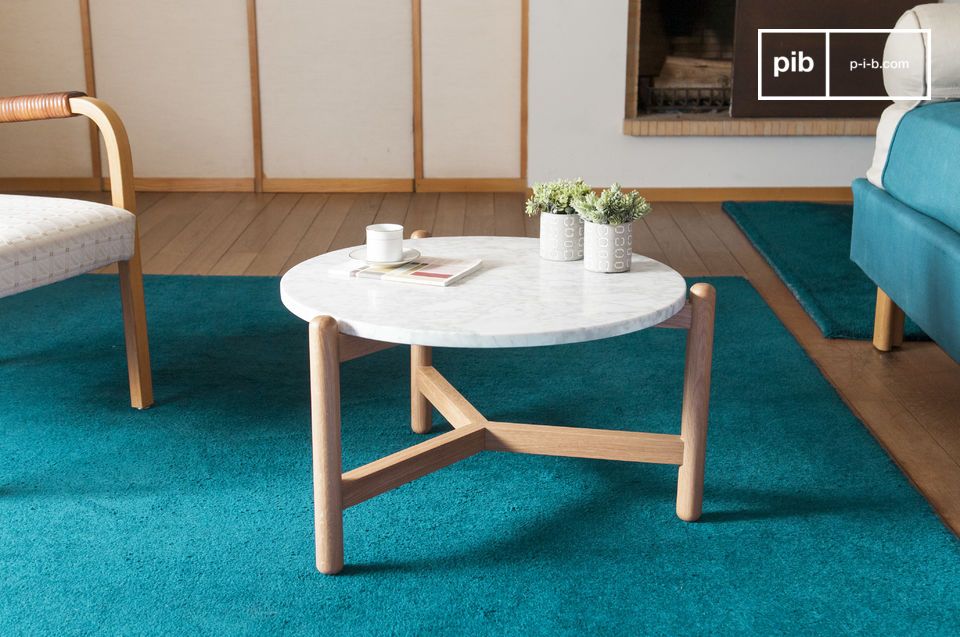 The coffee table has a timeless style with Scandinavian accents.