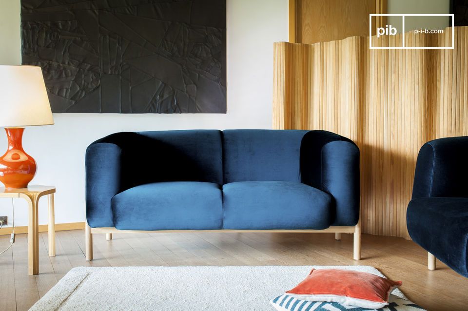 Sublime sofa in deep blue velvet.