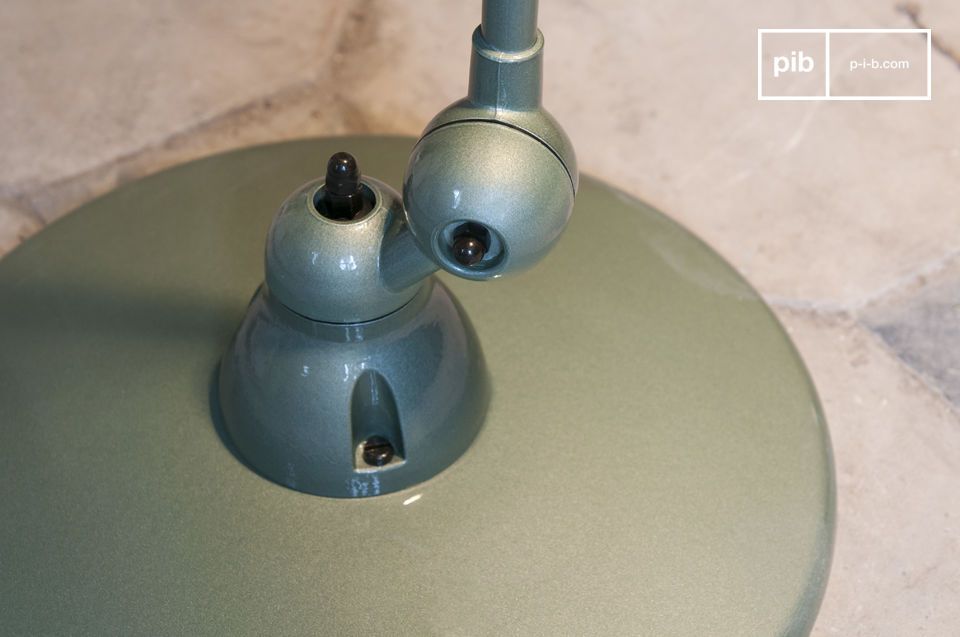 the lamp is firmly positioned on its 33cm diameter heavy metal base.
