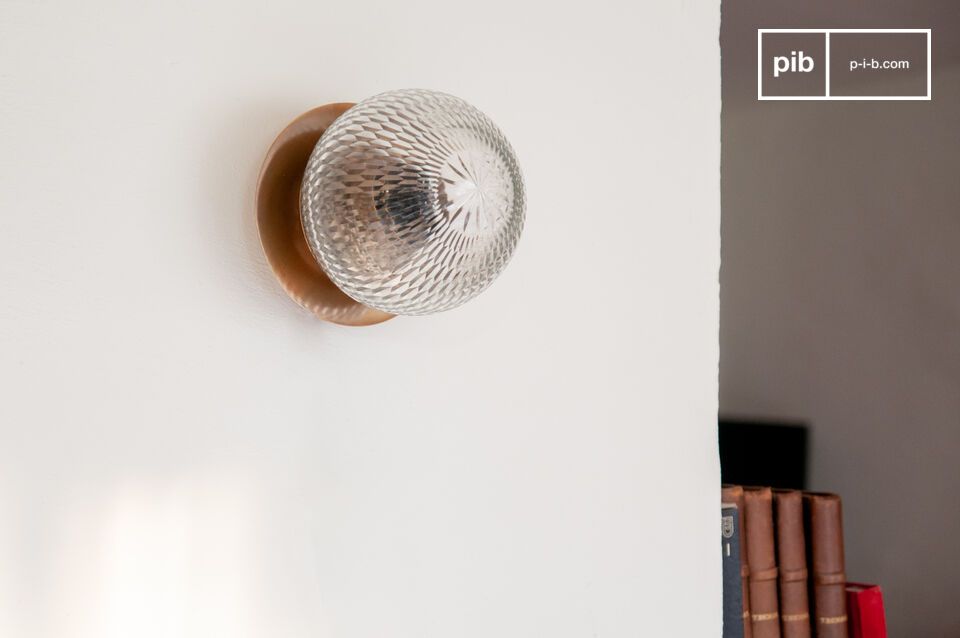 This wall lamp combines functionality and design