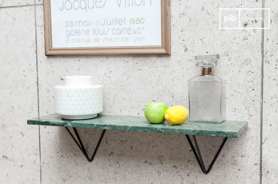 Wall shelf in green marble and a black metal support.