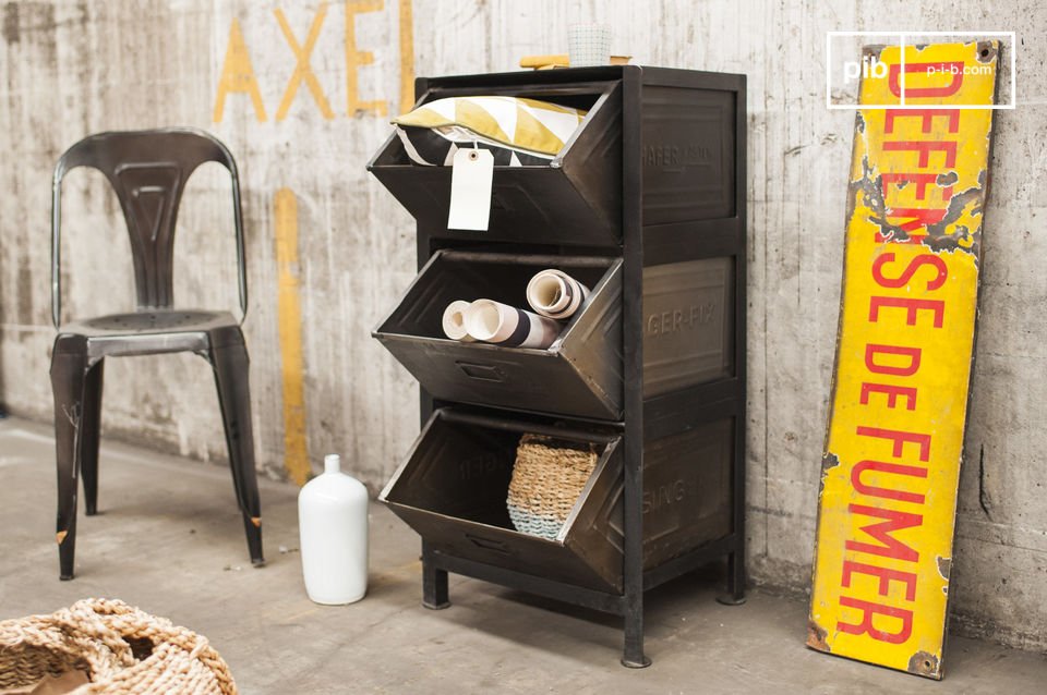 Beautiful chest of drawers in very dark metal.