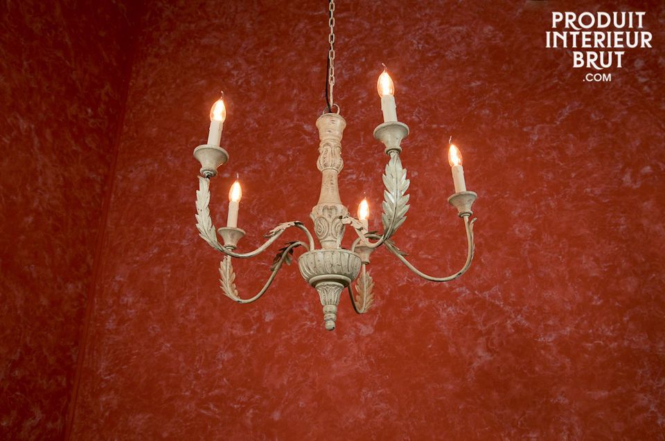 A shabby chic five-arm chandelier to light your rooms