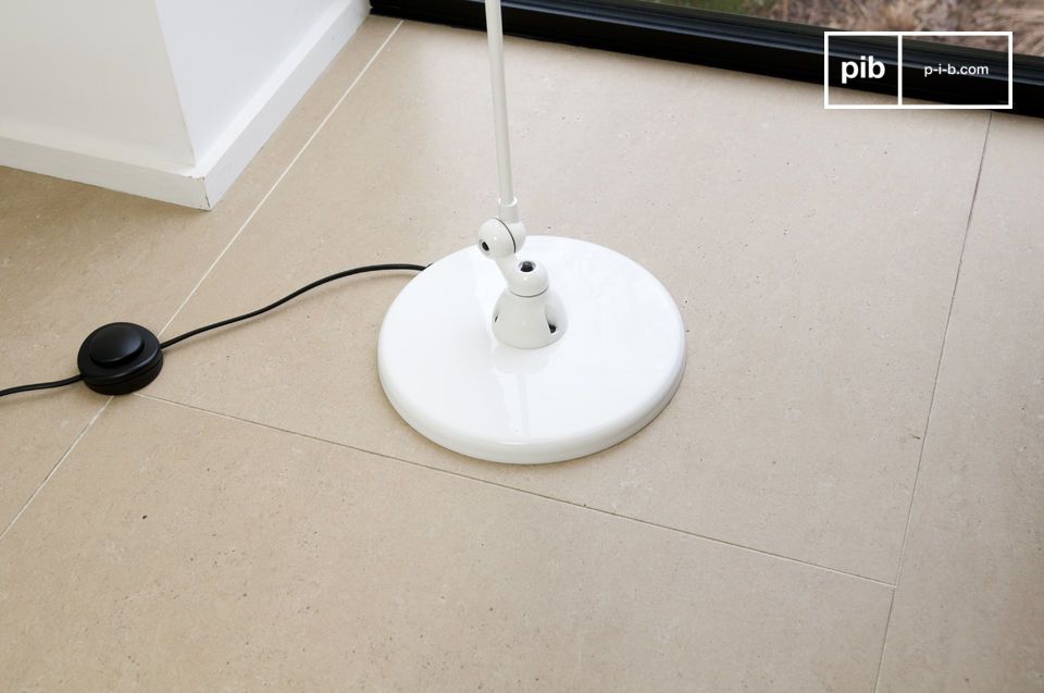 Its heavy base of 25cm in diameter ensures good stability.