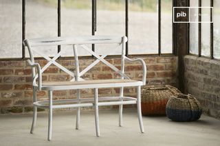 White wooden bench Pampelune