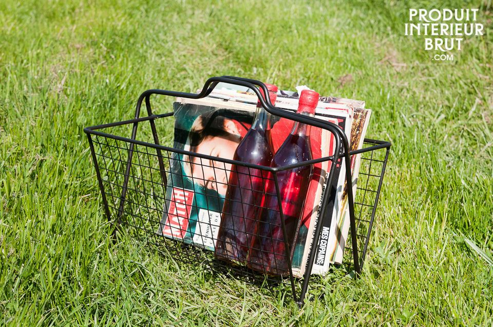 Wire-mesh magazine basket