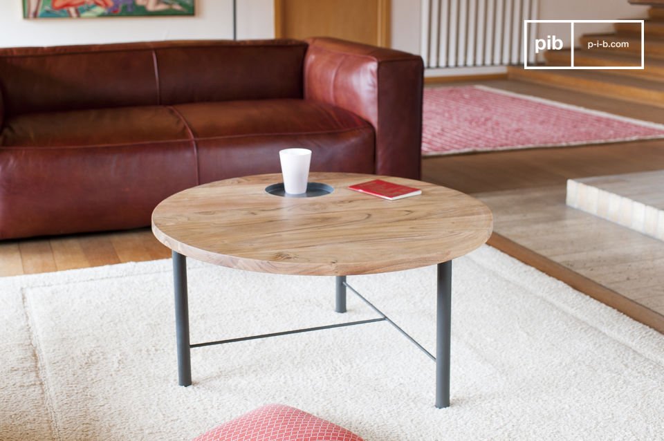 Beautiful round coffee table in wood and metal.