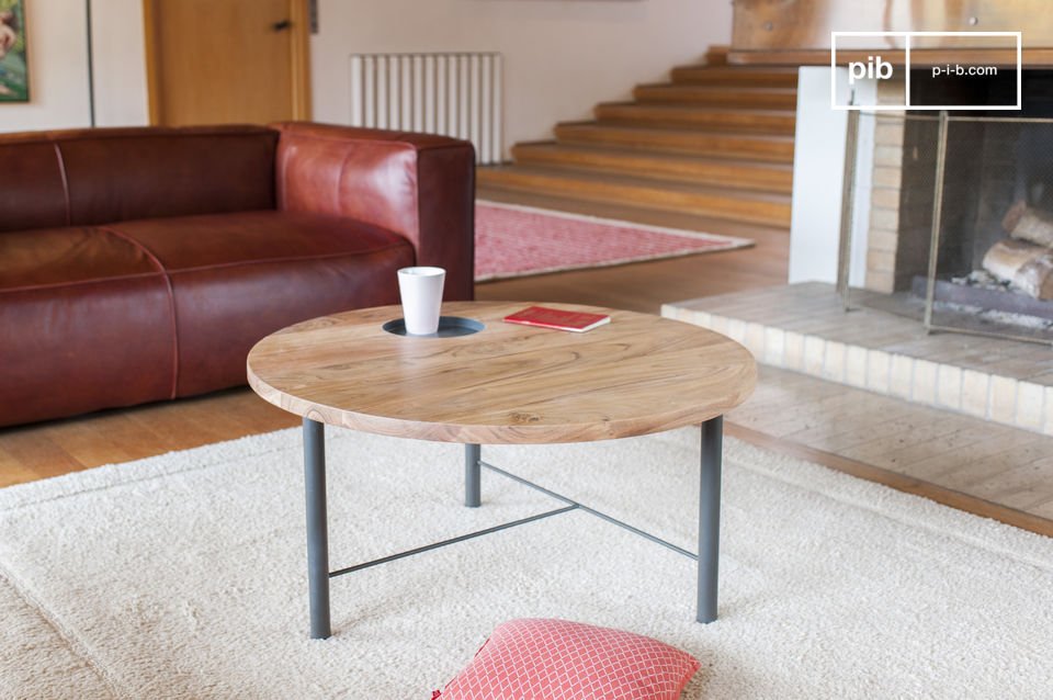 In the middle of the table, a grey inlaid disc, like the base.