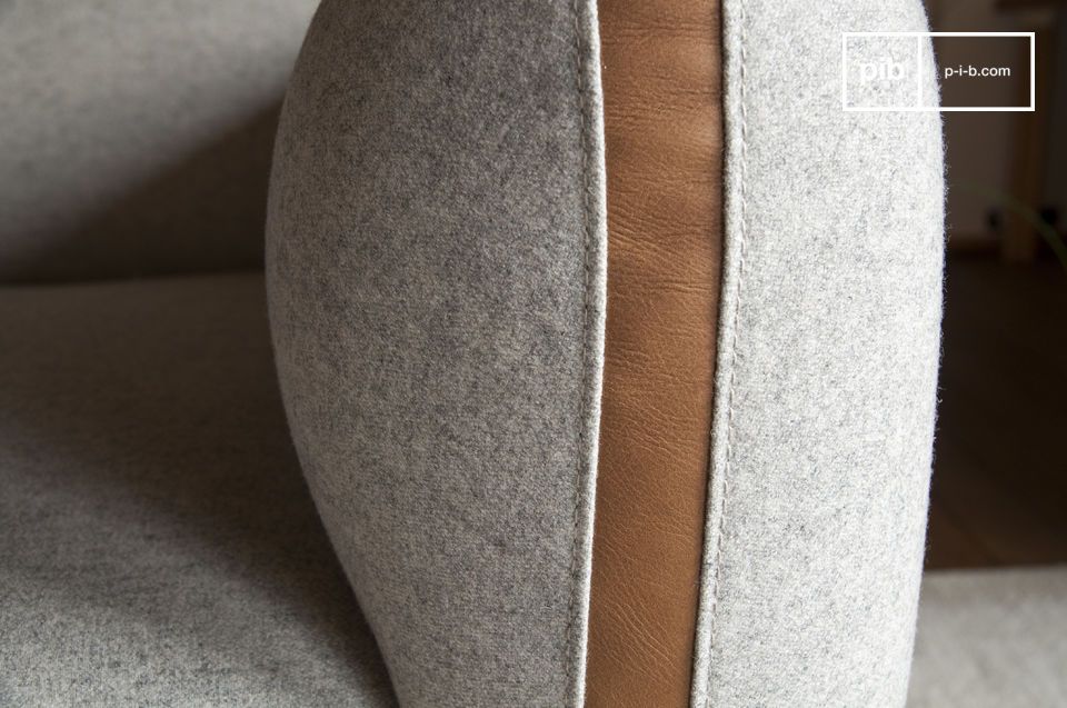 Splendid brown border to segment the cushions.
