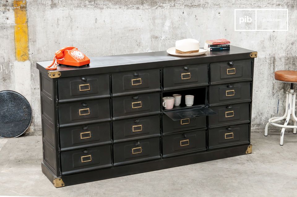 The counter has an anthracite colour and golden brass accents.