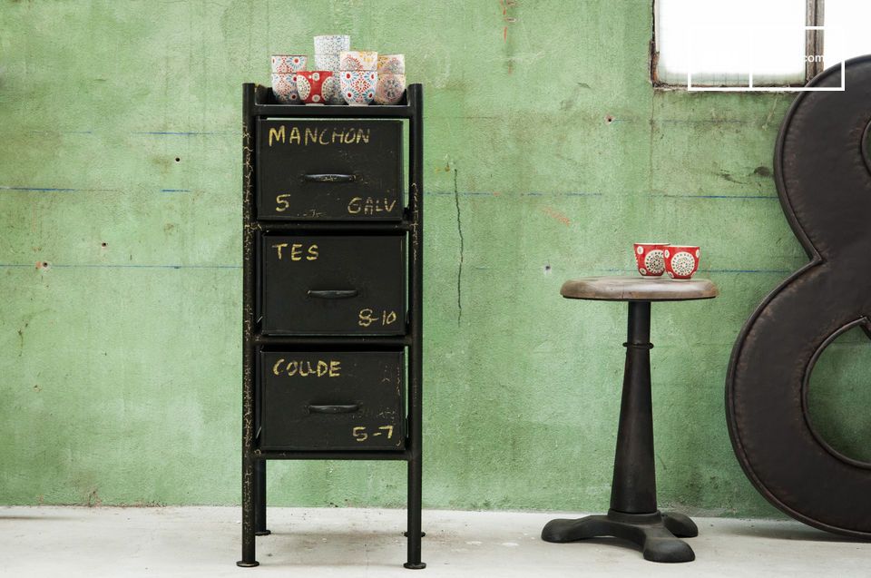 Nice workshop chest of drawers with triple drawers.