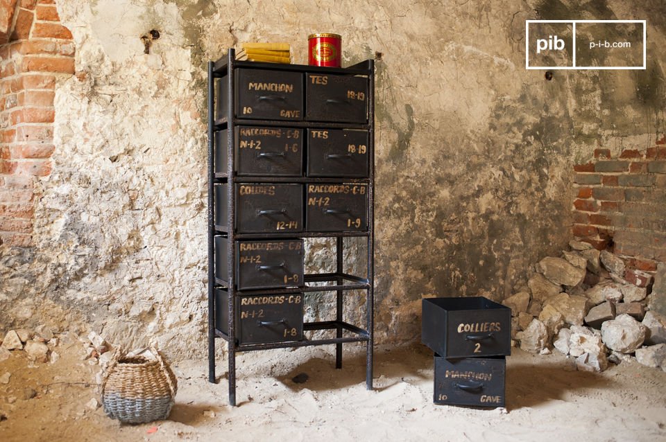 Metal workshop chest of drawers with 10 drawers.