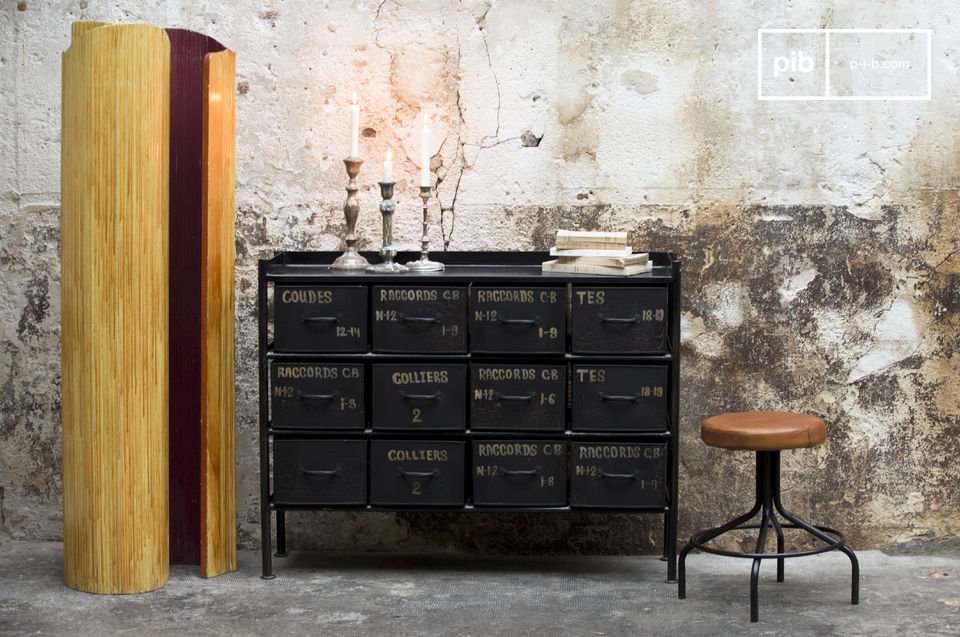 A magnificent storage unit in a real tribute to the industrial style.