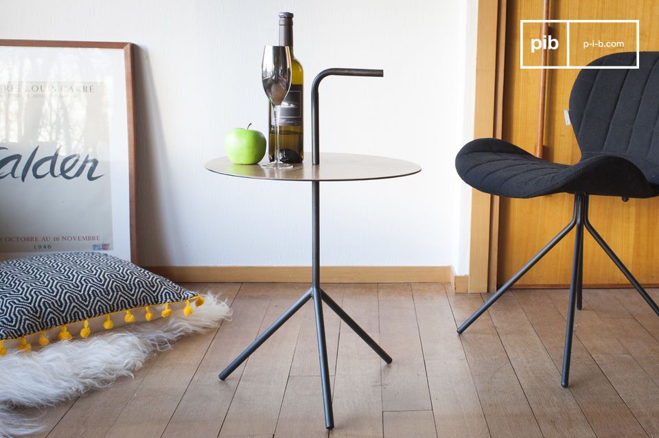 A table to move according to your desires, with sleek lines.