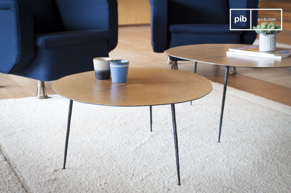 Elegant table in light wood with a matt black metal base.