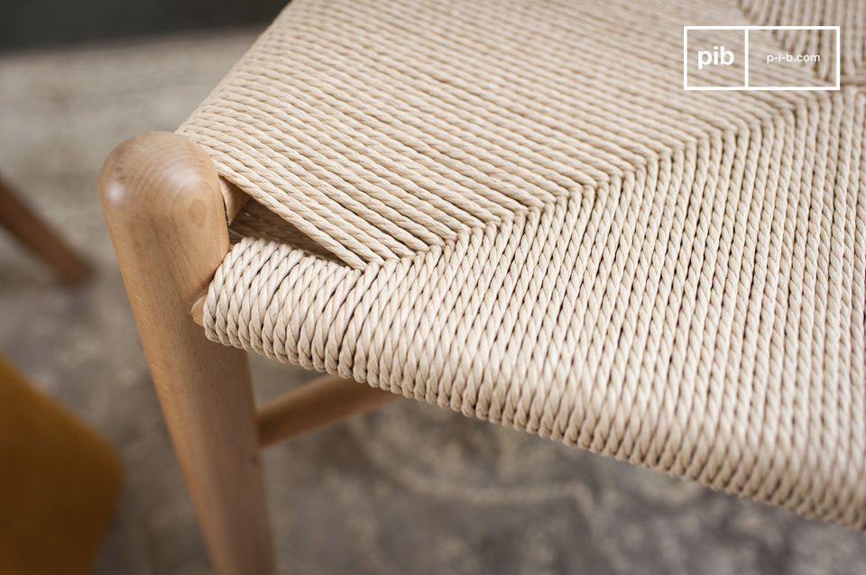 The seat is braided to ensure its durability.