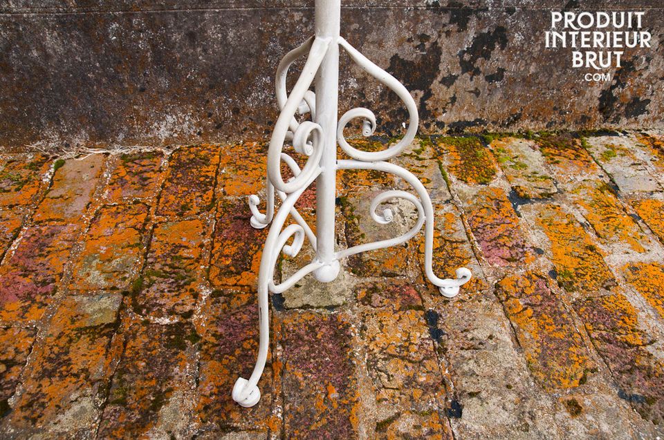 This mat white metal coat stand has a retro-chic style that is both unobtrusive and elegant